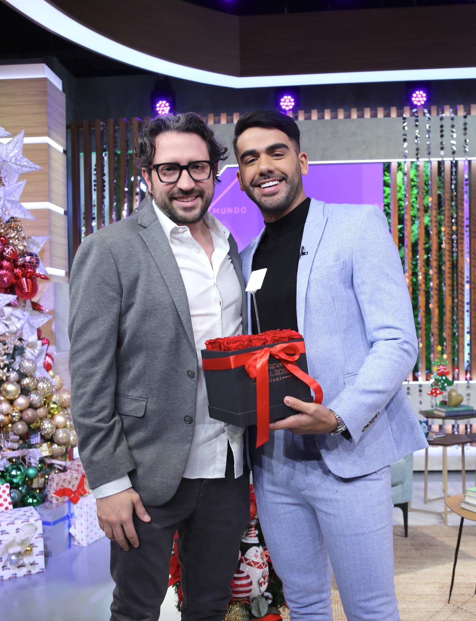 Carlos Adyan y esposo en el set de "En Casa con Telemundo" (Telemundo), que ya celebra la temporada navideña/Miami, 6 de diciembre 2023.