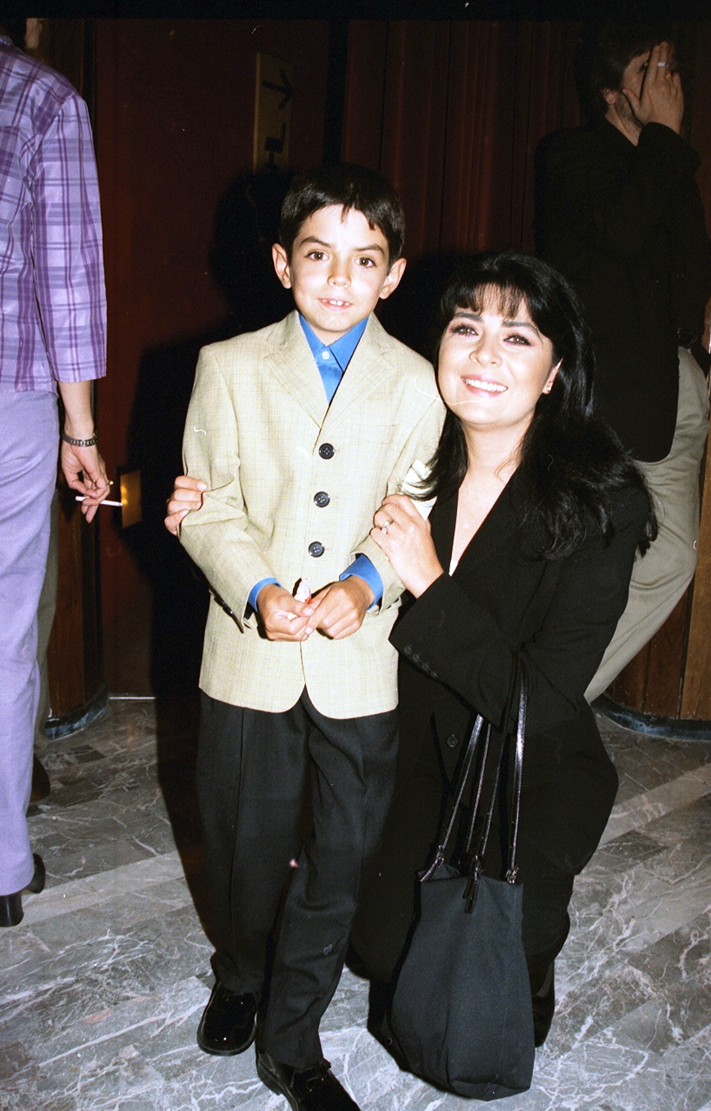 Victoria Ruffo con su hijo José Eduardo Derbez, fruto de su matrimonio con el comediante Eugenio Derbez/México, 2000.