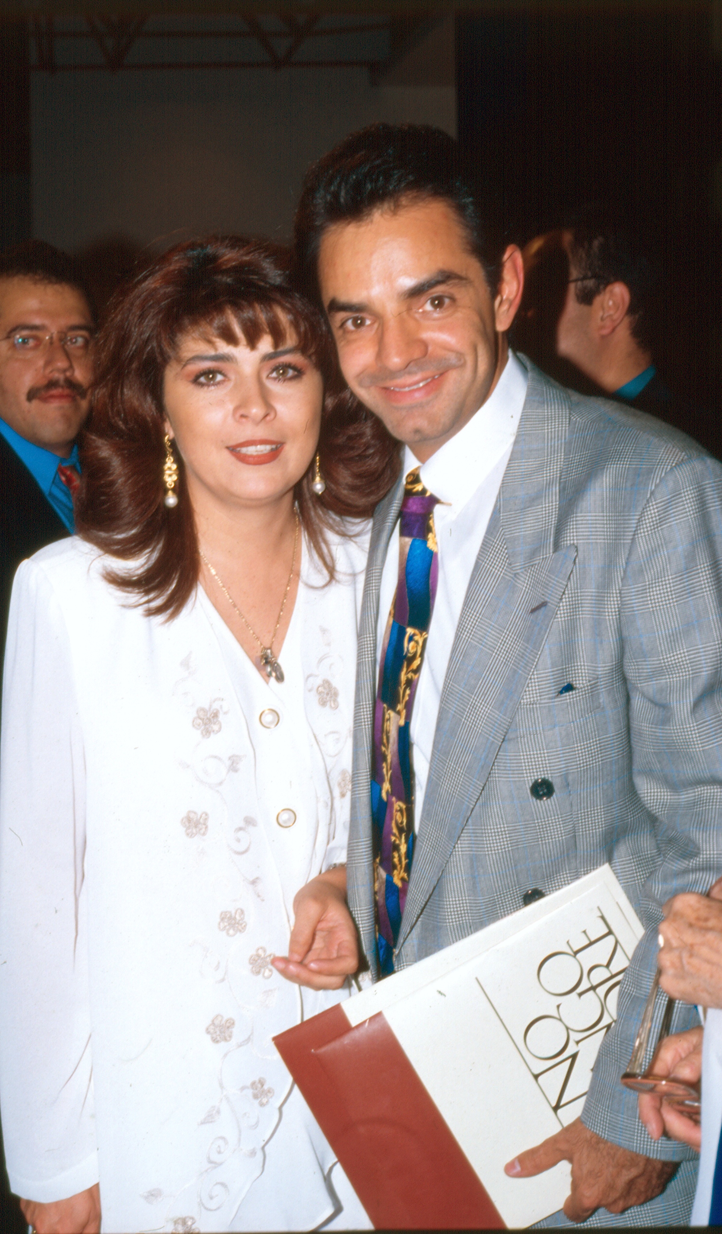 Victoria Ruffo con su entonces esposo Eugenio Derbez en la presentación del melodrama cómico "No Tengo Madre", que protagonizaba el comediante. Foto archivo/México, 1997.