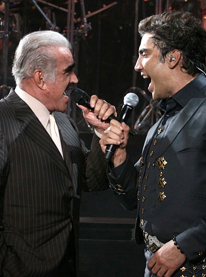 Alejandro Fernández, cantante junto a su padre, Vicente