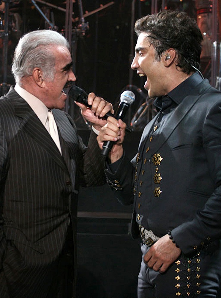 Alejandro Fernández, cantante junto a su padre, Vicente