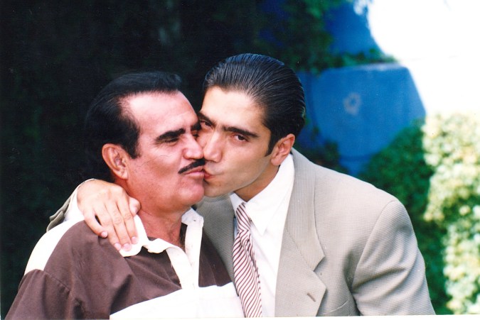 Alejandro Fernández posando al lado Vicente Fernández.