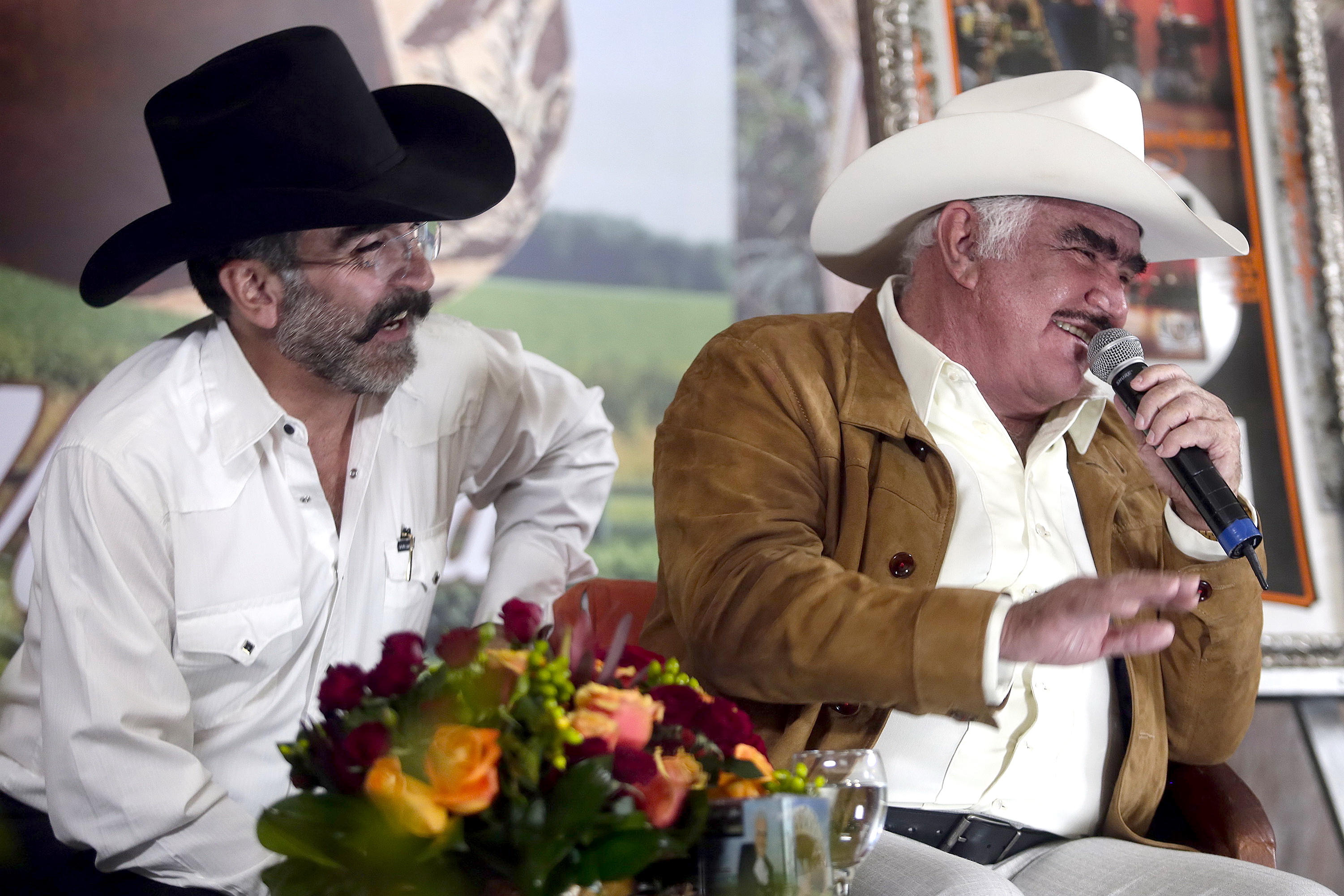 Vicente Fernández es acompañado por su hijo Vicente Fernández Jr en la presentación de su nuevo disco "Muriendo de Amor", quizá el último álbum de estudio de su carrera. Además, el "Charro de Huetitlán" recibió reconocimientos por las ventas de su trabajo previo en vivo, "Primera Fila". "Es muy triste pensar en el retiro, ¡para qué me hago el valiente!", dijo en su rancho a las afueras de Guadalajara/Tlajomulco de Zúñiga, Jalisco, Mx, 7 de octubre 2015.