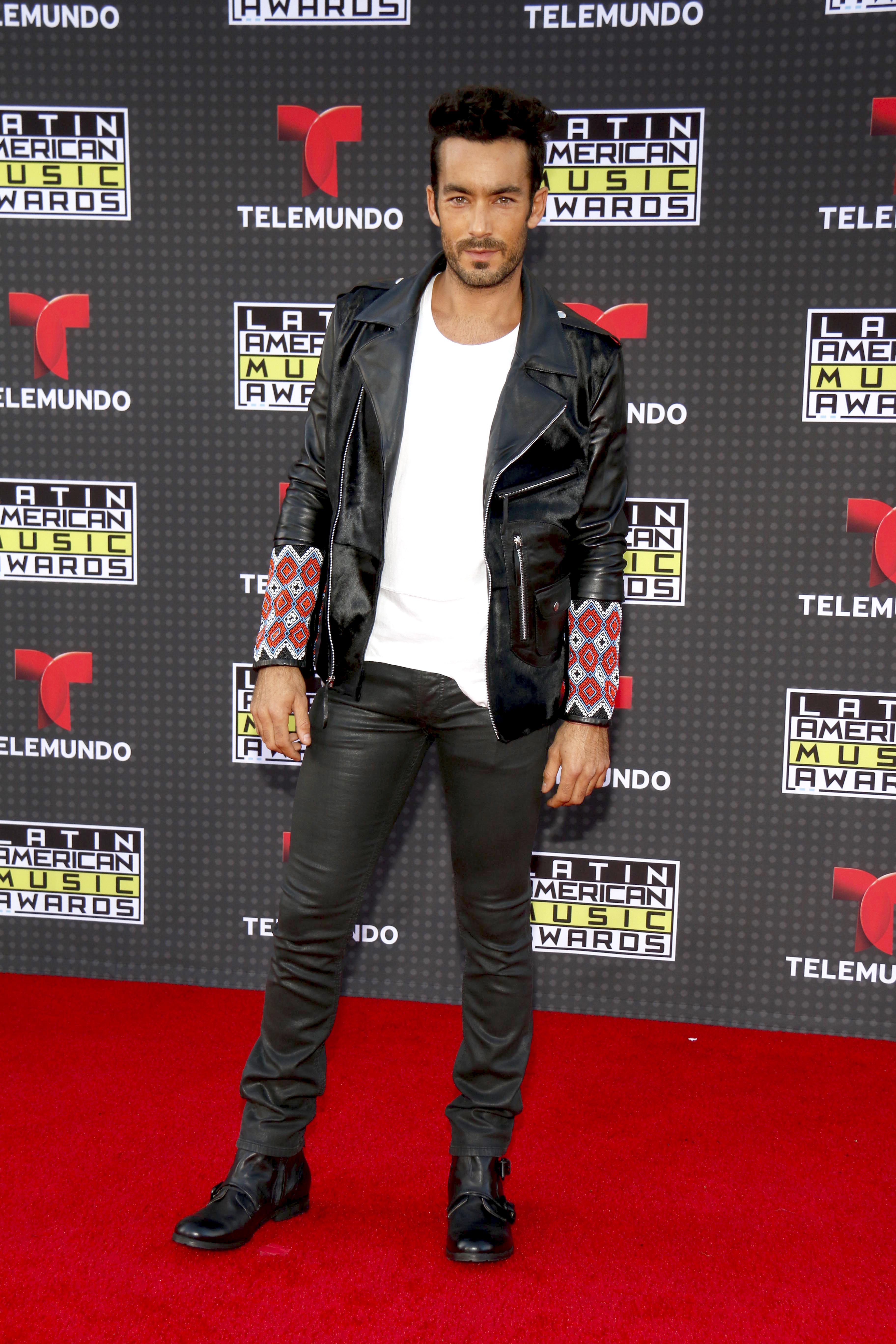 Aarón Díaz en la alfombra roja de la primera entrega de los Latin American Music Awards el 8 de octubre 2015.