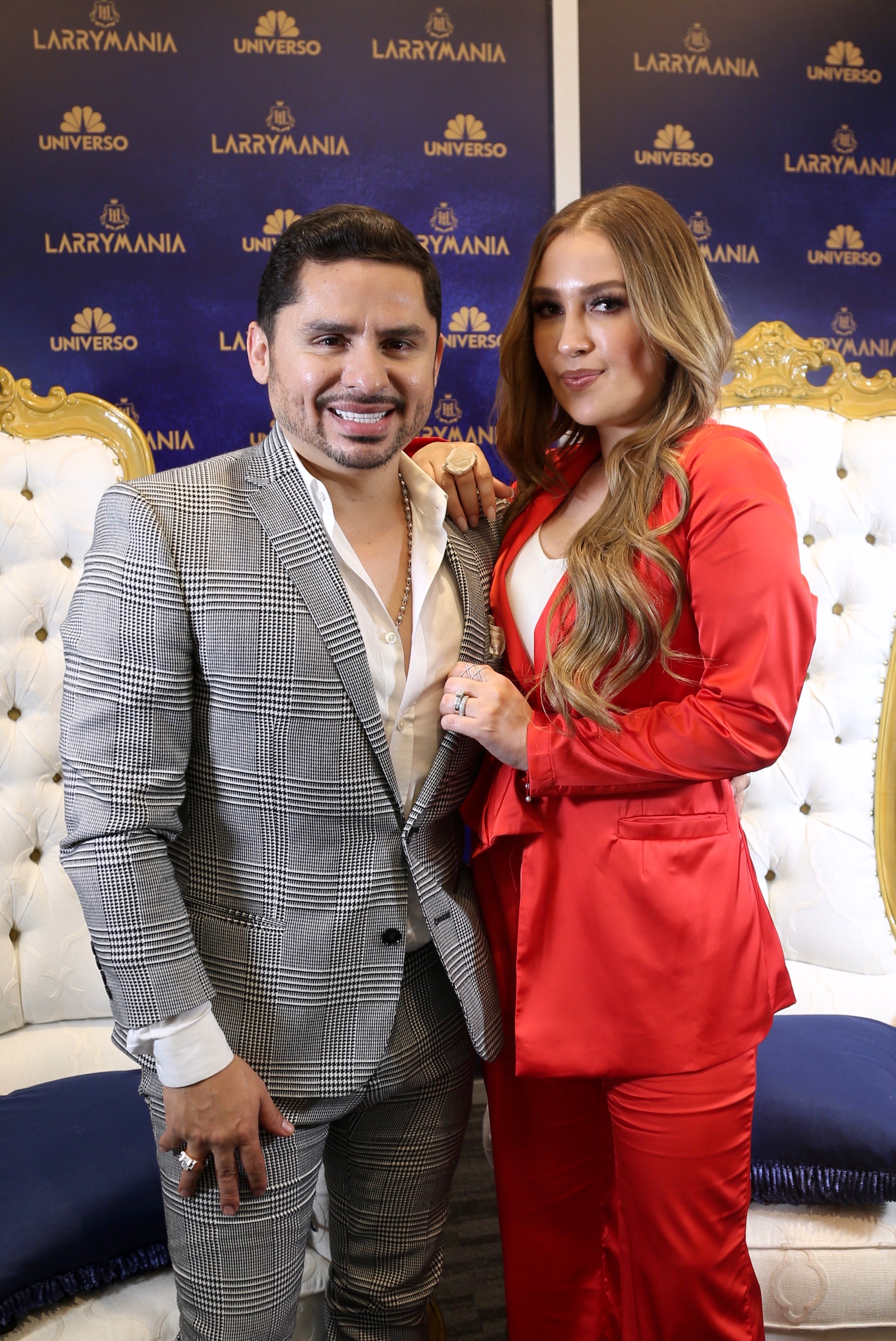 Larry Hernandez y Kenia Ontiveros en el adelanto de lo que fue la octava temporada de “Larrymanía” (Universo).