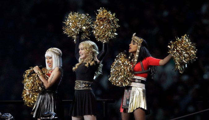 Madonna, en el centro, junto a Nicki Minaj, a la izquierda, y M.I.A. durante el medio tiempo del partido de fútbol americano del Super Bowl en Indianápolis. Febrero de 2012.