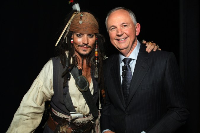 Johnny Depp y Dick Cook de Disney en The Walt Disney Studios Showcase el 24 de septiembre de 2008.
