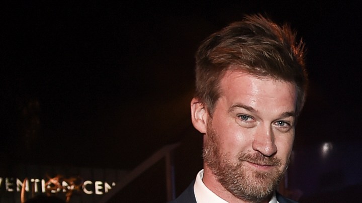 A la izquierda, Kenneth Mitchell en los Emmy Awards 2018