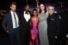 A la izquierda, Kenneth Mitchell en los Emmy Awards 2018