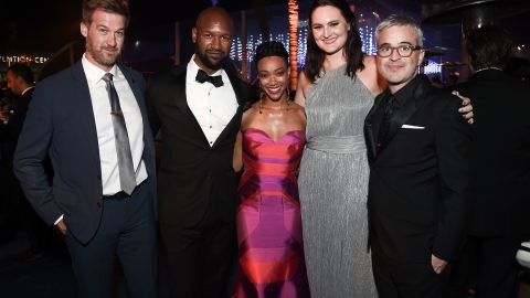 A la izquierda, Kenneth Mitchell en los Emmy Awards 2018