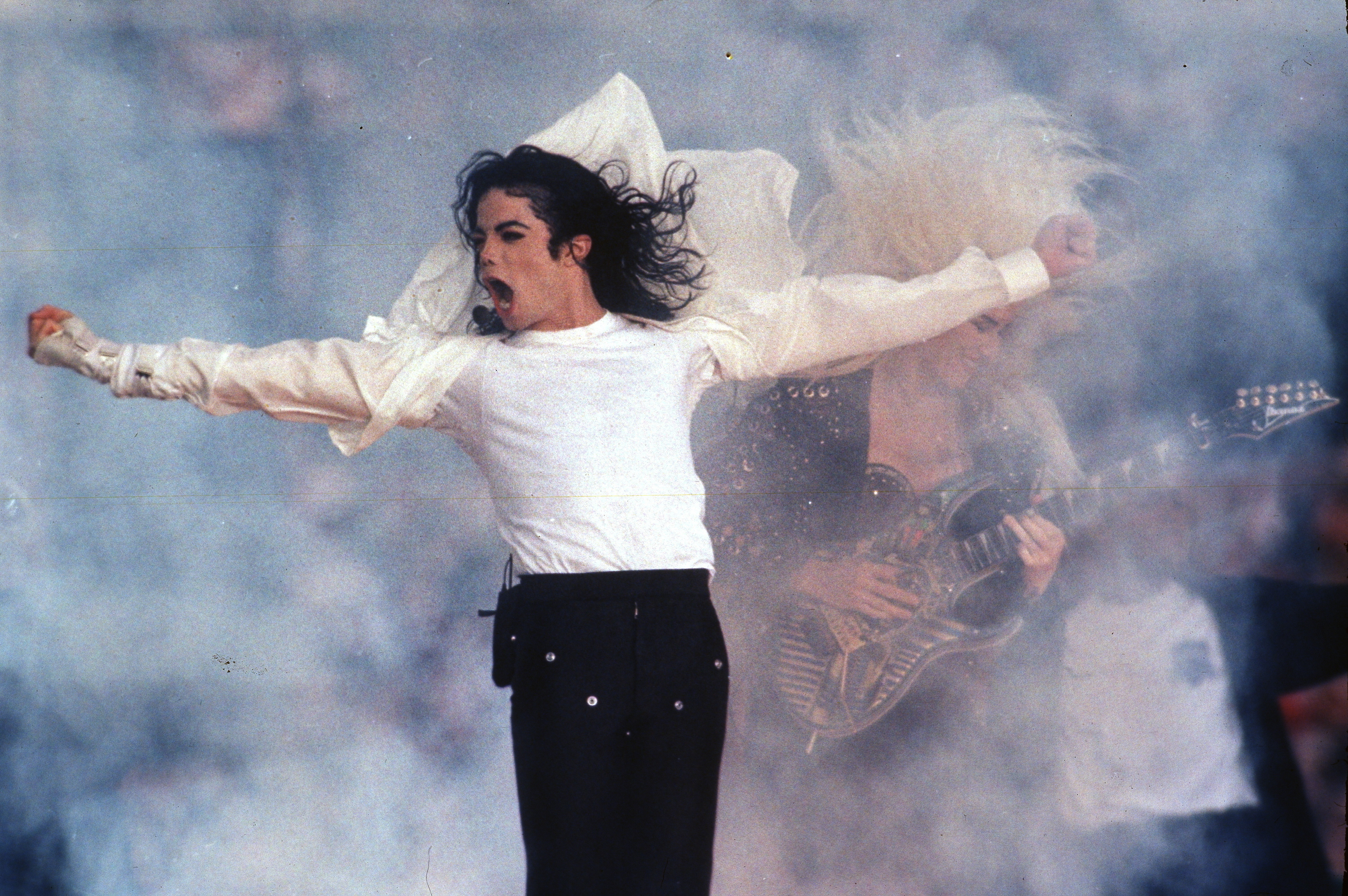 La superestrella del pop Michael Jackson durante el espectáculo de medio tiempo del Super Bowl en Pasadena, California, en febrero de 1993.