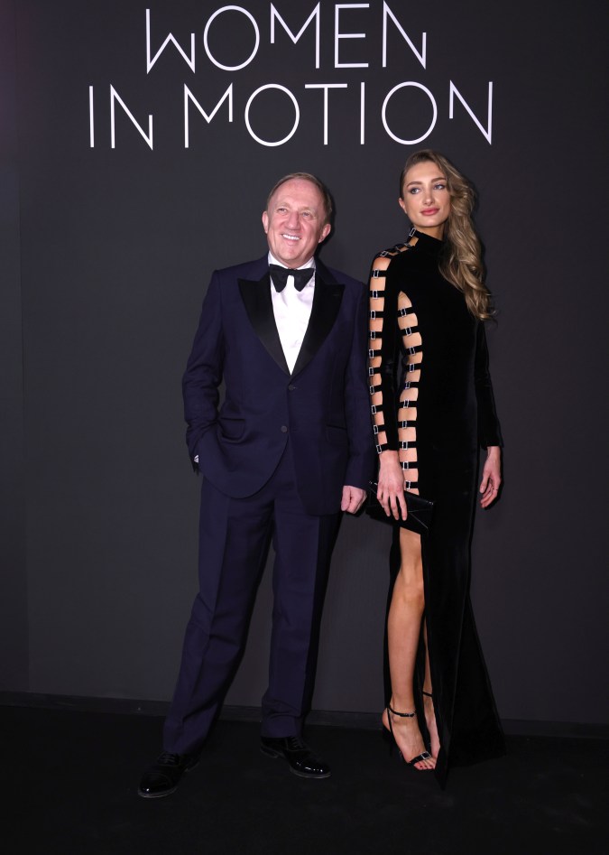 François-Henri Pinault y su hija Mathilde Pinault posan para los fotógrafos a su llegada a los premios Women in Motion Awards en mayo de 2022.
