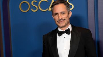 Gael García Bernal llega a los Governors Awards el martes 9 de enero de 2024 en el Dolby Ballroom de Los Ángeles.