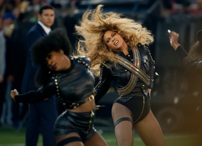 Beyoncé durante su presentación en el medio tiempo del partido de fútbol americano Super Bowl en Santa Clara, California, febrero de 2016.