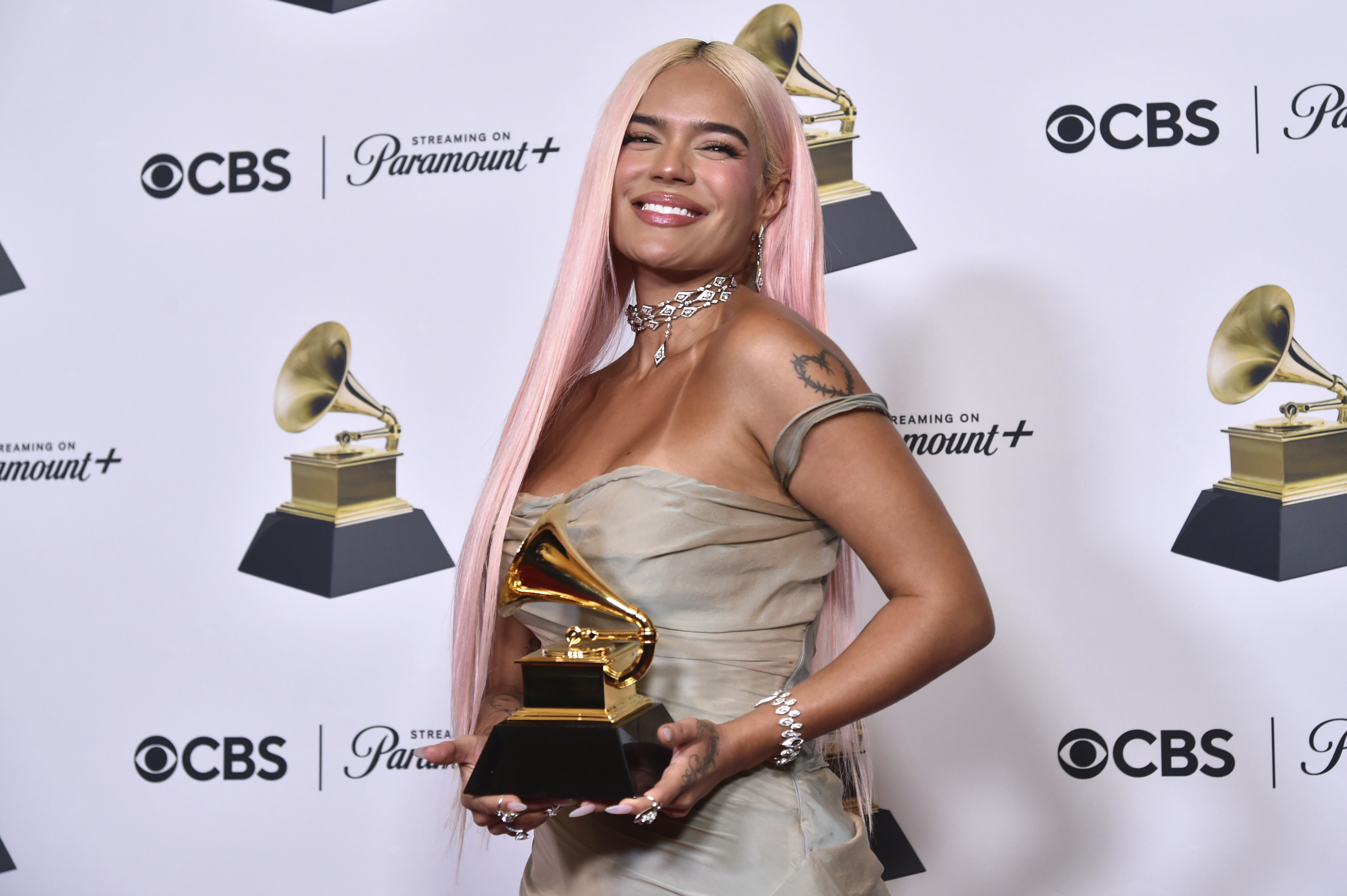 Karol G posa con su premio en los Grammy 2024