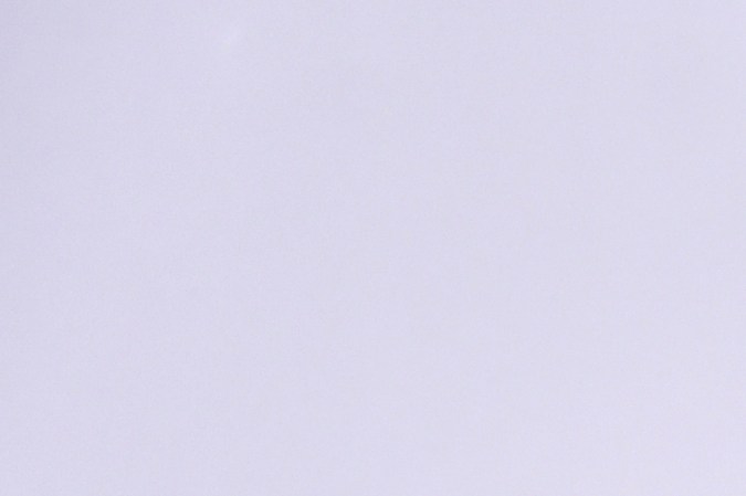 Karol G posa con su premio en los Grammy 2024