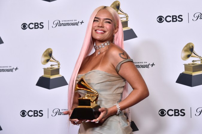 Karol G posa con su premio en los Grammy 2024