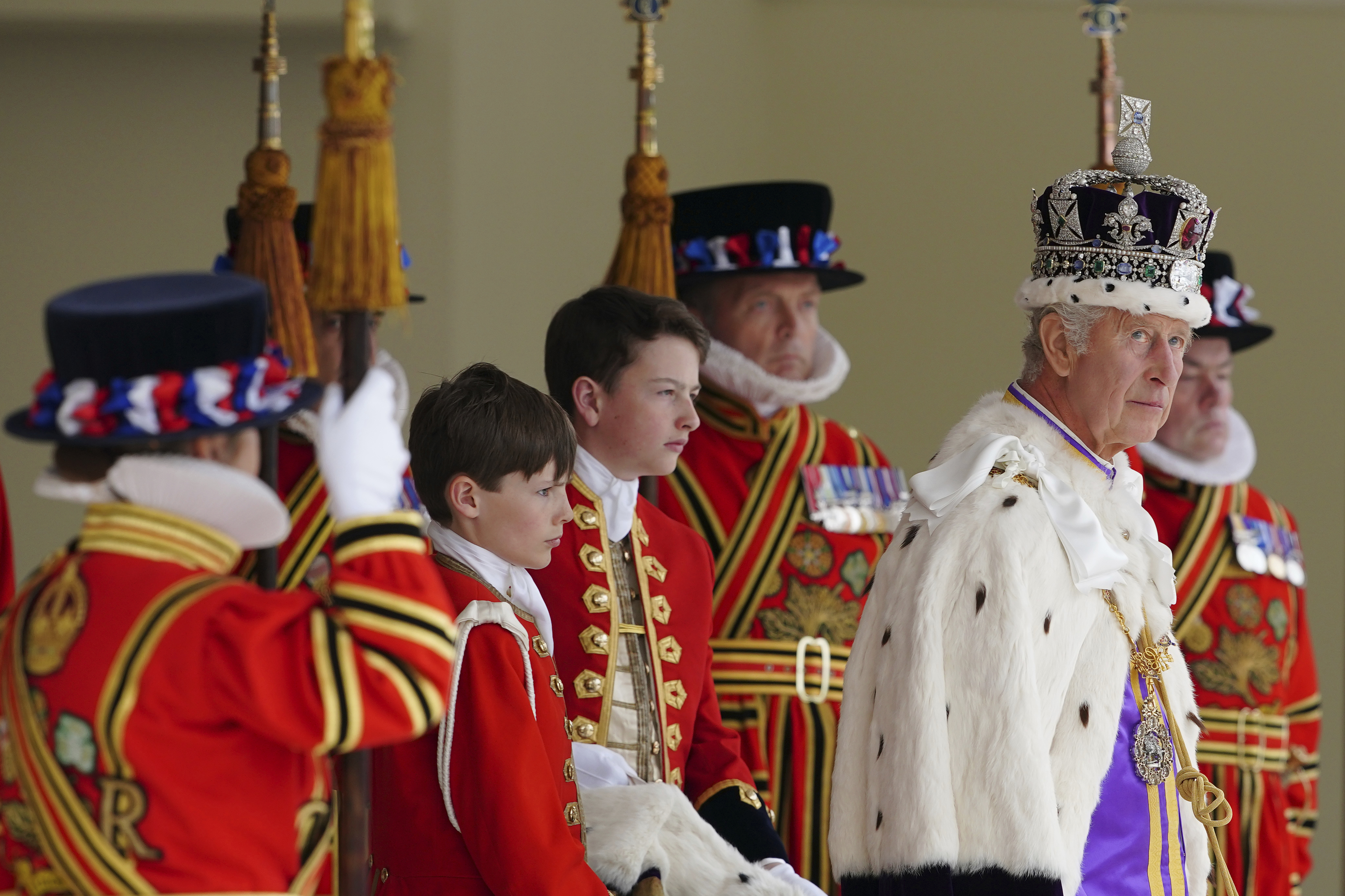 El rey Carlos III en los jardines del Palacio de Buckingham tras su coronación, en Londres, el sábado 6 de mayo de 2023. Créditos: Peter Byrne/AP.