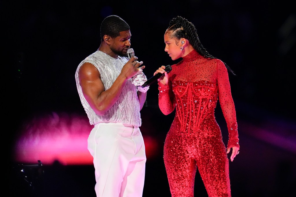 Usher y Alicia Keys en el show de medio tiempo del Super Bowl 2024.