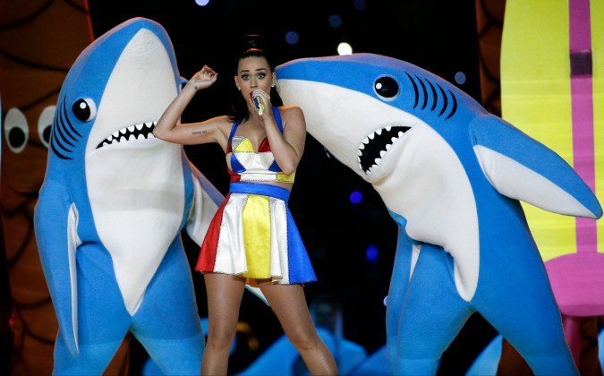 Katy Perry durante el medio tiempo del partido de fútbol americano del Super Bowl en Arizona, febrero 2015.