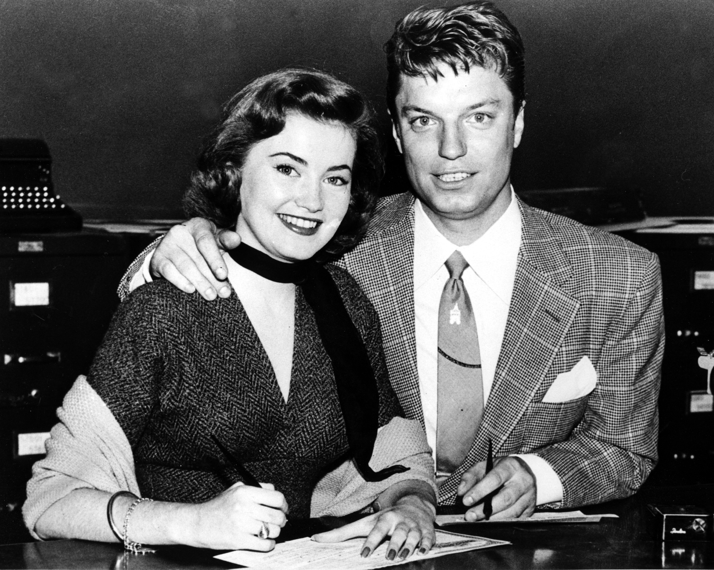 Miss Estados Unidos Jackie Loughery y el cantante Guy Mitchell obtienen una licencia de matrimonio en Bakersfield, California, el 24 de octubre de 1952.