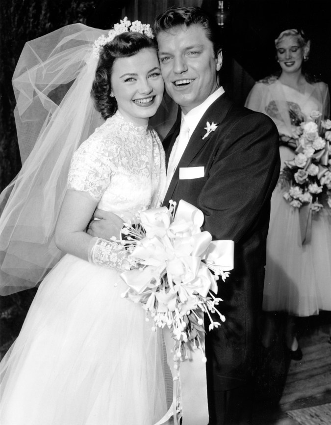 Miss Estados Unidos Jackie Loughery, de 21 años, y el cantante Guy Mitchell, de 25, se casaron en Hollywood, California, el 26 de octubre de 1952.