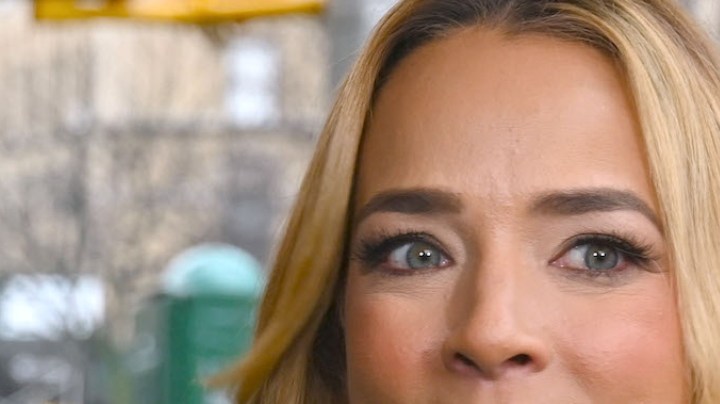 Adamari López visita la Gran Manzana desafiando la lluvia para hacer un recorrido por las principales calles de New York acompañada de "Despierta América" (Univision) y promover su show de concursos "Quién Caerá" (Unimás)/New York, 2 de febrero 2024.