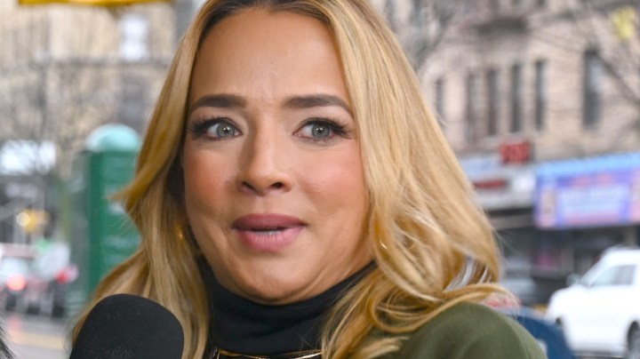 Adamari López visita la Gran Manzana desafiando la lluvia para hacer un recorrido por las principales calles de New York acompañada de "Despierta América" (Univision) y promover su show de concursos "Quién Caerá" (Unimás)/New York, 2 de febrero 2024.