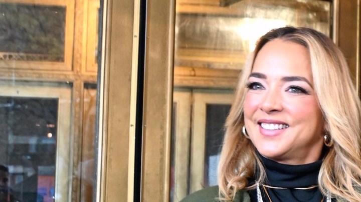 Adamari López visita la Gran Manzana desafiando la lluvia para hacer un recorrido por las principales calles de New York acompañada de "Despierta América" (Univision) y promover su show de concursos "Quién Caerá" (Unimás)/New York, 2 de febrero 2024.