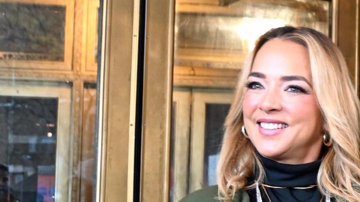 Adamari López visita la Gran Manzana desafiando la lluvia para hacer un recorrido por las principales calles de New York acompañada de "Despierta América" (Univision) y promover su show de concursos "Quién Caerá" (Unimás)/New York, 2 de febrero 2024.