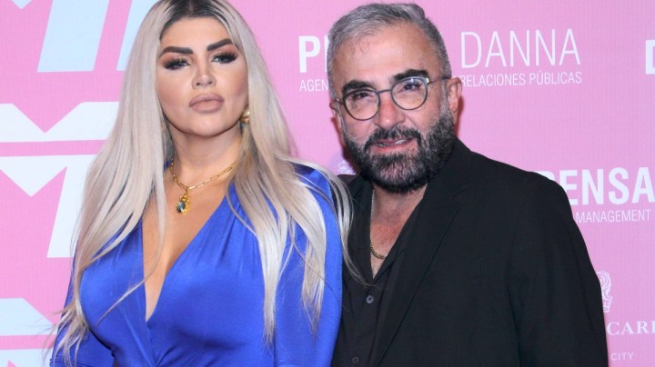 Alejandro Fernández da la patadita de la suerte a sus hijos Valentina y Emiliano Fernández, que se lanzan como cantantes bajo el nombre de Tinu X Emi con una presentación en un centro capitalino, a la que asistieron su abuela Doña Cuquita, su tío Vicente Fernández Jr con su novia Mariana González y su hermana América Fernández, entre otros/México, 31 de agosto 2023.