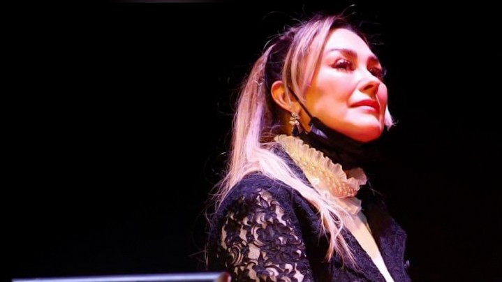 Aracely Arámbula cuando despidió entre lágrimas a su amigo y compañero Don Ignacio López Tarso en el Teatro Independencia, donde el primer actor recibió un homenaje. La actriz fue asediada por la prensa con cuestionamientos sobre el padre de sus hijos, Luis Miguel/México, 15 de marzo 2023.