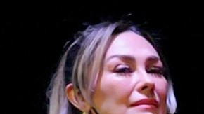 Aracely Arámbula despide entre lágrimas a su amigo y compañero Don Ignacio López Tarso en el Teatro Independencia, donde el primer actor recibió un homenaje. La actriz fue asediada por la prensa con cuestionamientos sobre el padre de sus hijos, Luis Miguel/México, 15 de marzo 2023.