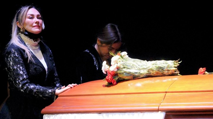 Aracely Arámbula despide entre lágrimas a su amigo y compañero Don Ignacio López Tarso en el Teatro Independencia, donde el primer actor recibió un homenaje. La actriz fue asediada por la prensa con cuestionamientos sobre el padre de sus hijos, Luis Miguel/México, 15 de marzo 2023.