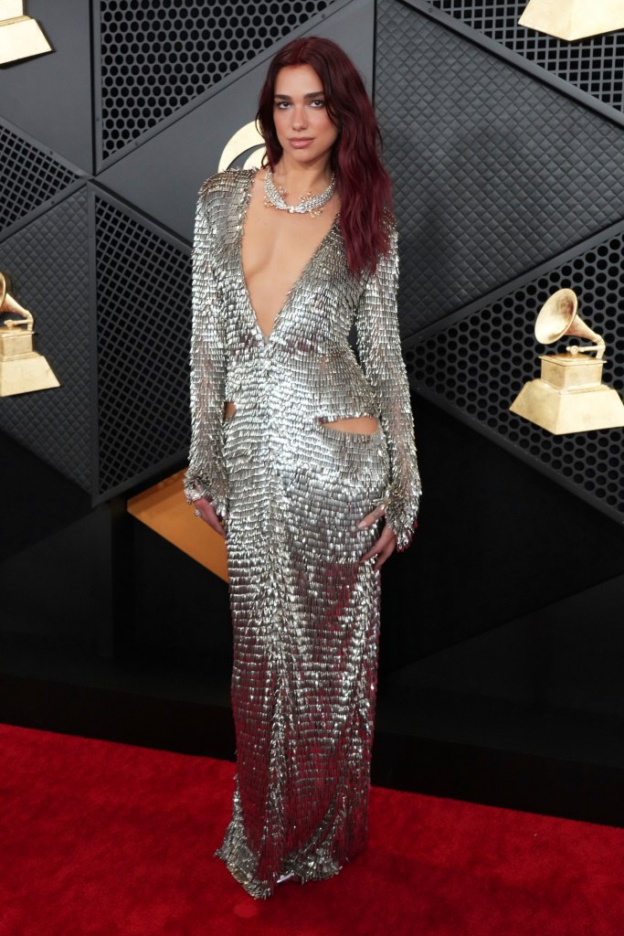 Dua Lipa en la alfombra roja de los Grammy 2024