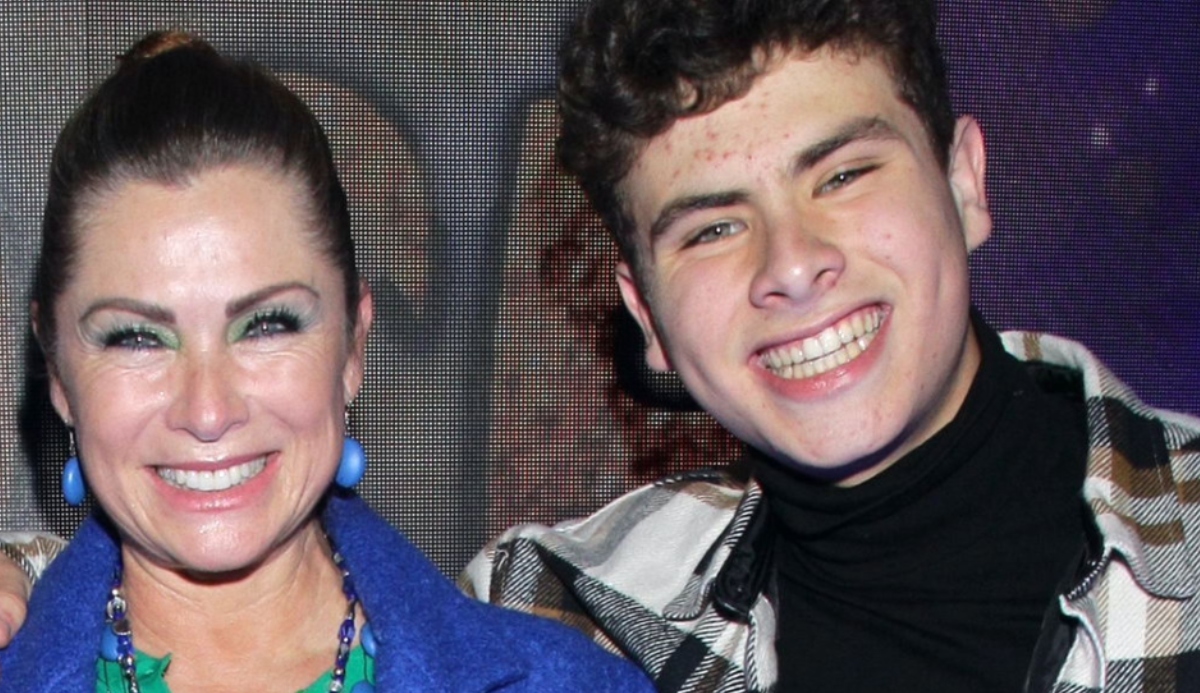 Lety Calderón y su hijo desfilan por la alfombra roja del estreno del musical "José El Soñador" en el Centro Cultural Teatro I/México, 16 de febrero 2022.