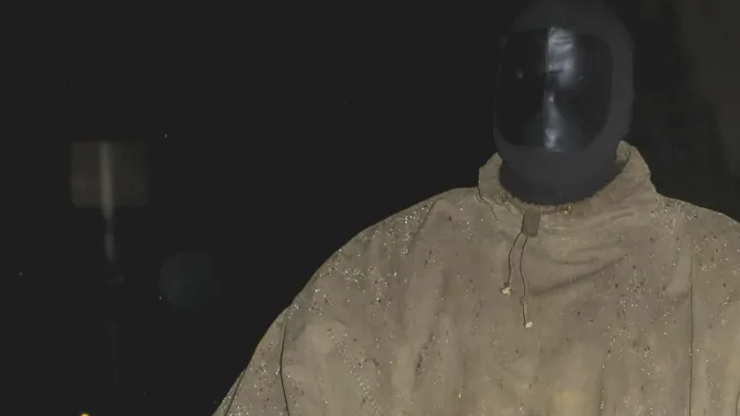 Kanye West y Bianca Censori bajo lluvias de Los Ángeles.