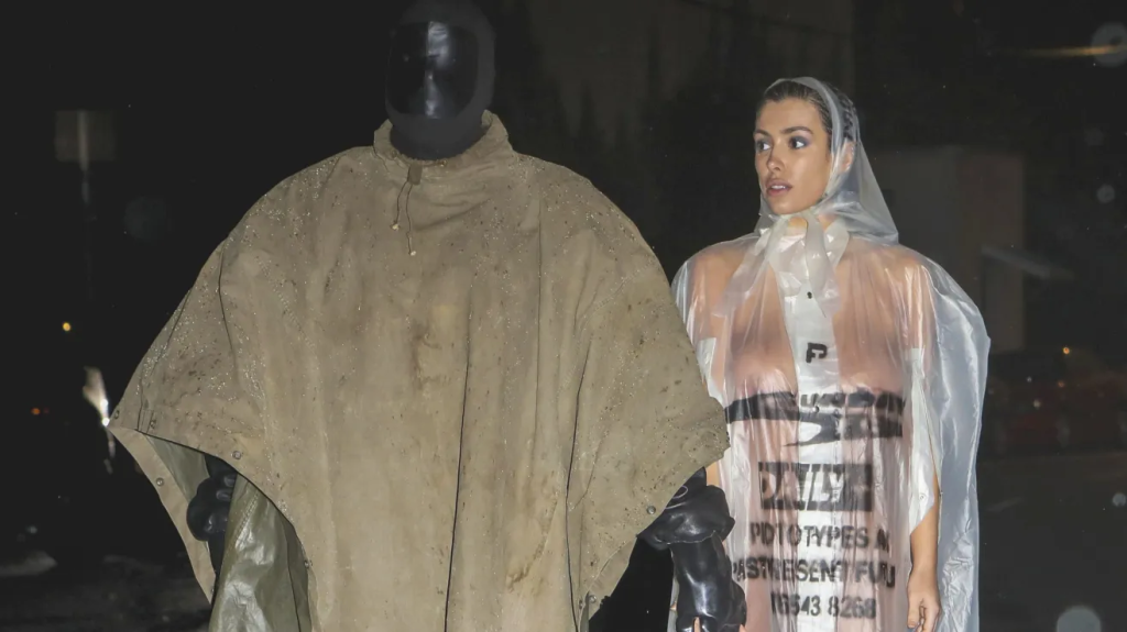 Kanye West y Bianca Censori bajo lluvias de Los Ángeles.