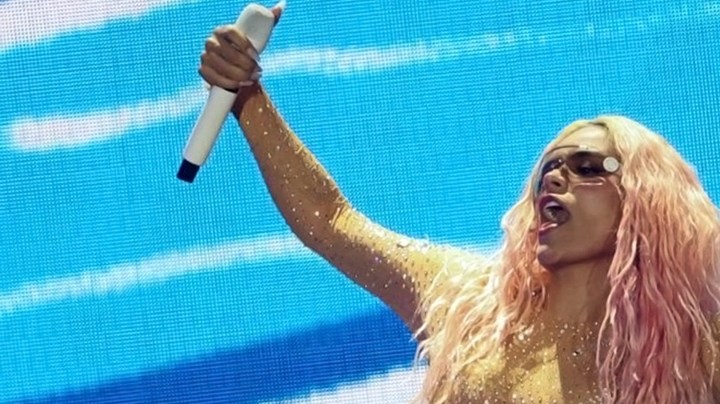 Karol G logra un lleno total en su primer concierto en el Estadio Azteca. La cantante visita la capital mexicana como parte de su gira "Mañana Será Bonito"/México, 8 de febrero 2024.