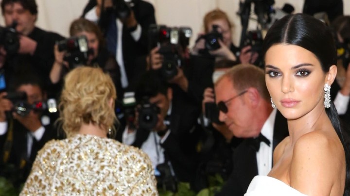 Kendall Jenner en la alfombra roja de la MET Gala 2018, con los mejores exponentes de la moda y el diseño que este año eligieron como tema Cuerpos Celestiales e Iconografía Católica, en el Museo Metropolitano de Nueva York/Nueva York, 8 de mayo de 2018.