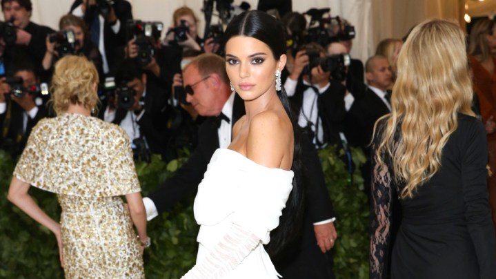 Kendall Jenner en la alfombra roja de la MET Gala 2018, con los mejores exponentes de la moda y el diseño que este año eligieron como tema Cuerpos Celestiales e Iconografía Católica, en el Museo Metropolitano de Nueva York/Nueva York, 8 de mayo de 2018.