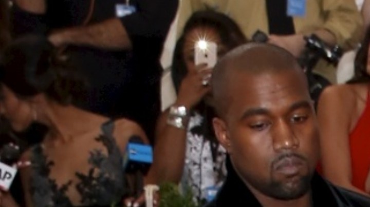 Kanye West desfila por la alfombra roja de la Gala MET 2015, la cual se llevó a cabo en el Museo Metropolitano de Nueva York/Nueva York, 4 de mayo de 2015.