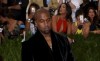 Kanye West desfila por la alfombra roja de la Gala MET 2015, la cual se llevó a cabo en el Museo Metropolitano de Nueva York/Nueva York, 4 de mayo de 2015.