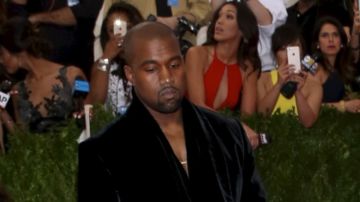 Kanye West desfila por la alfombra roja de la Gala MET 2015, la cual se llevó a cabo en el Museo Metropolitano de Nueva York/Nueva York, 4 de mayo de 2015.