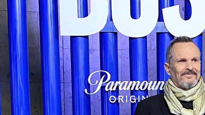 Miguel Bosé reaparece luego de la cirugía de hernia a la que se sometió para promocionar su bioserie "Bosé: Yo Seré", que estrena el próximo 3 de noviembre por Paramount +/México, 26 de octubre 2022.
