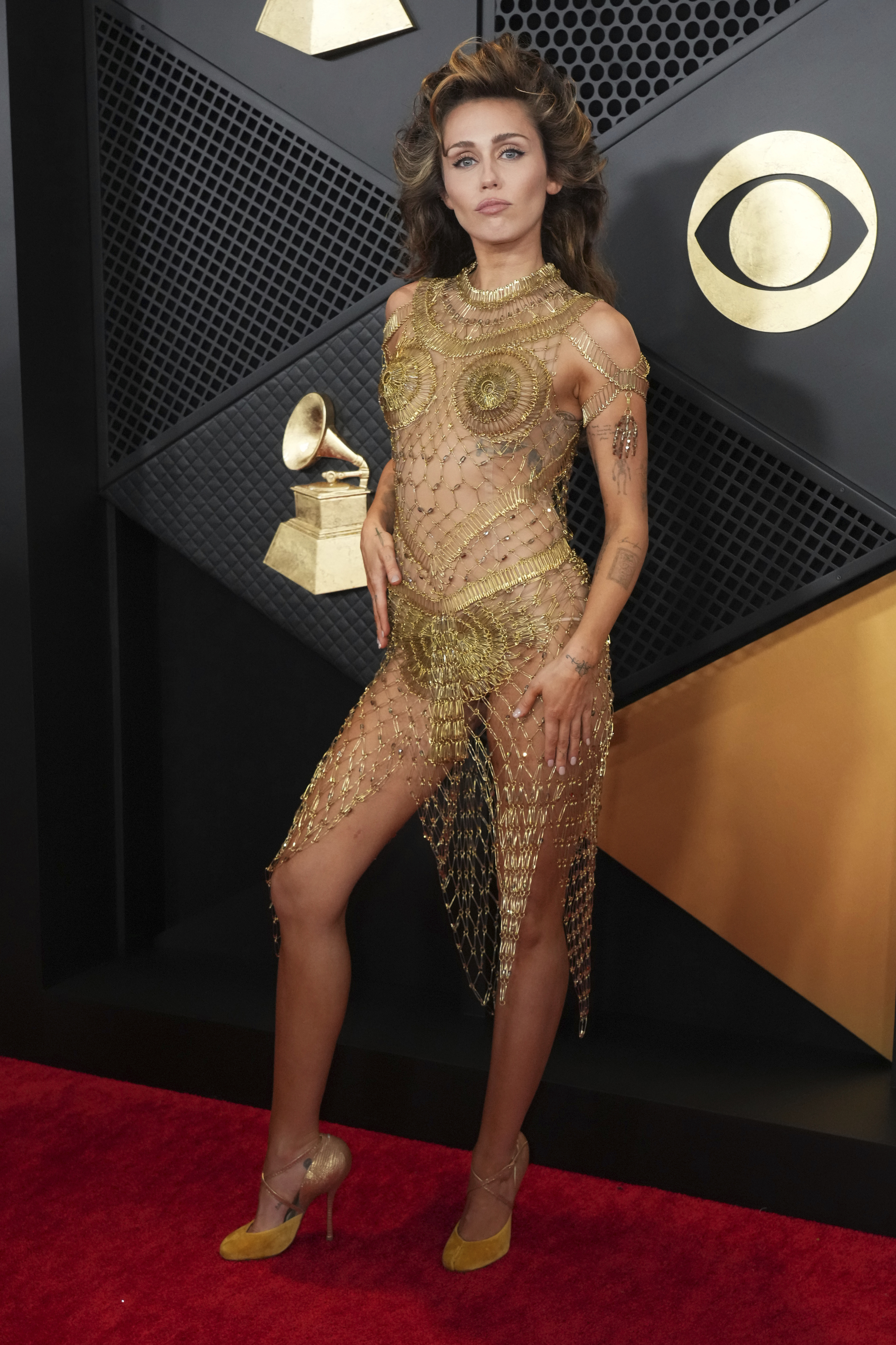 Miley Cyrus en la alfombra roja de los premios Grammy 2024