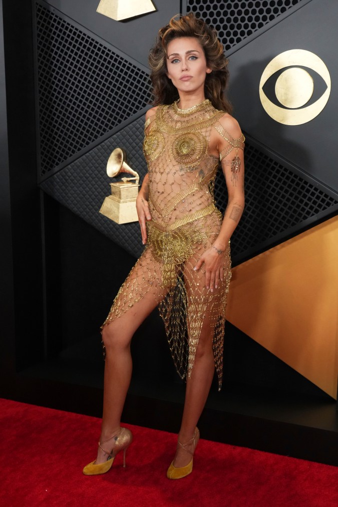 Miley Cyrus en la alfombra roja de los premios Grammy 2024
