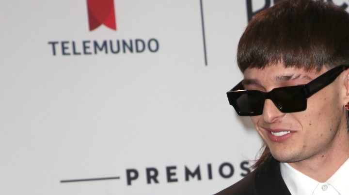 Peso Pluma en la alfombra de los Premios Billboard de la Música Latina/Miami, 5 de octubre del 2023.
