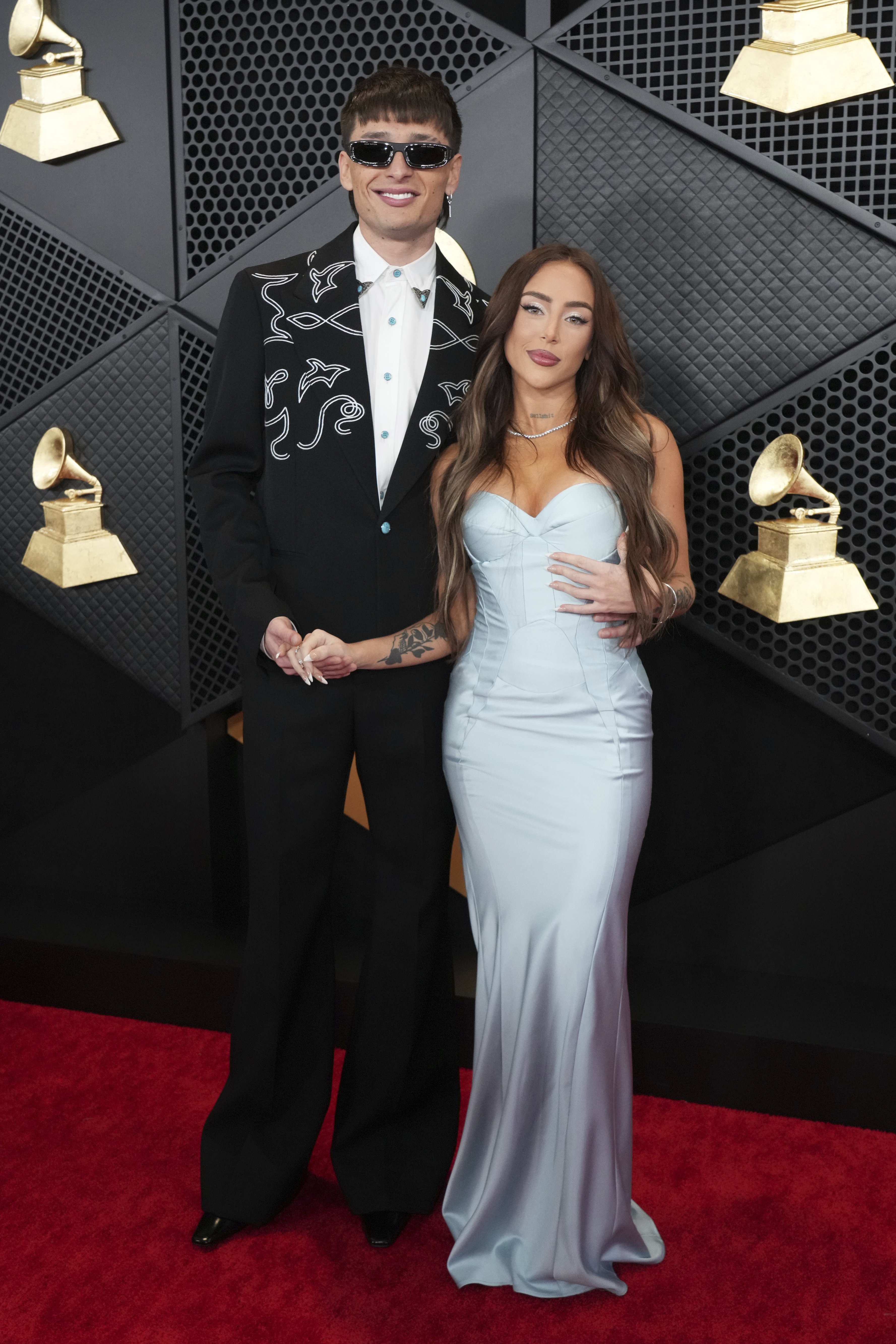 Peso Pluma y Nicki Nicole en la alfombra roja de los Grammy 2024