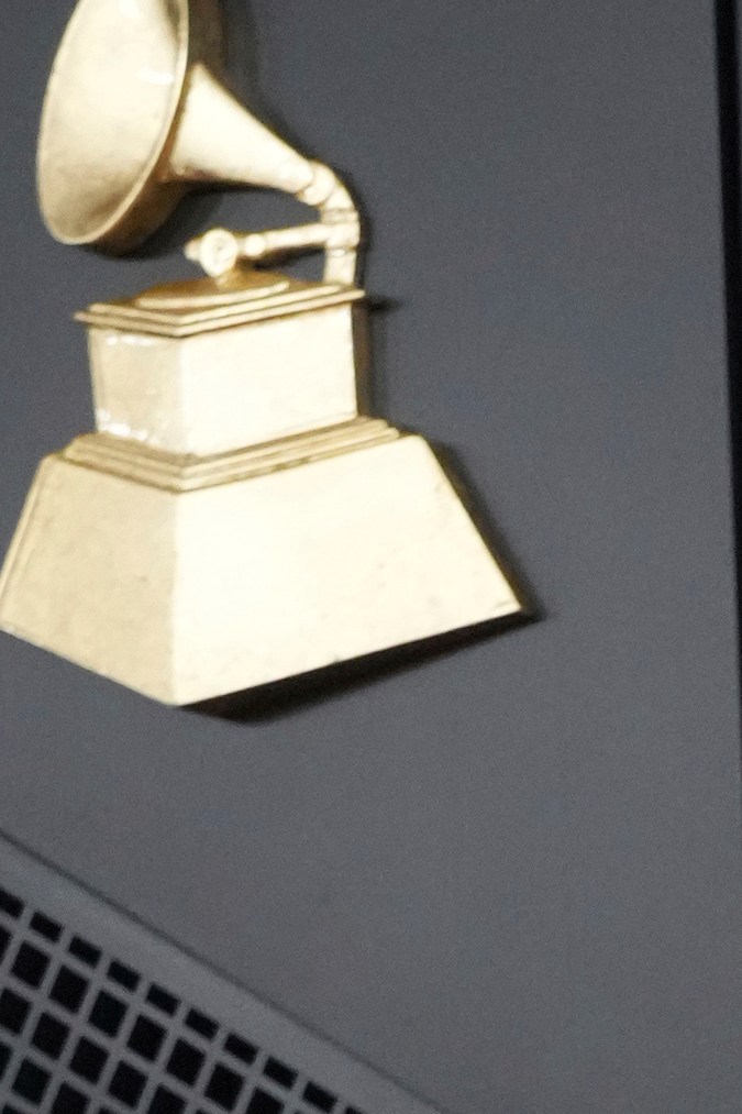 Peso Pluma y Nicki Nicole en la alfombra roja de los Grammy 2024